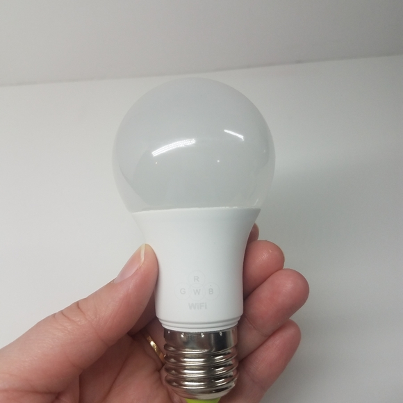 WifiBulb Smartphone Control Multicolor Light Bulb 4.5 Watts - Picture 5 of 7